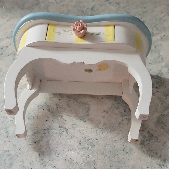 Cracker Barrel Eegant Child White Jewerly Vanity with Mirror & Floral Design - Picture 10 of 12